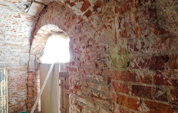 Potrzeby remontowe piwnic, okien i bramy w Dawnej Rezydencji Kapelanów