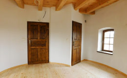 4c. Stolarka okienna, drzwiowa oraz podłoga biała na piętrze baszty nr VI.