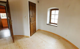 4d. Stolarka okienna, drzwiowa oraz podłoga biała na piętrze baszty nr VI