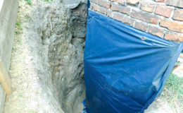 7a Izolacja pionowa fundamentów w trakcie prac, zabezpieczenie izolacji folią budowlaną przed zasypywaniem